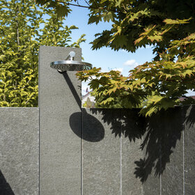 Outdoor Dusche aus Nero Assoluto Naturstein für elegante Außenanlagen