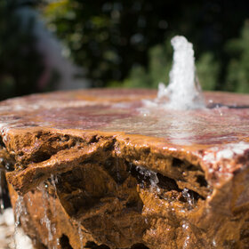 Quellstein aus Onyx für dekorative Wasserakzente im Garten