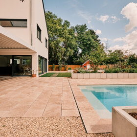 Poolbereich mit Finca Beige Travertin in mediterranem Ambiente Poolbereich mit mediterranem Gartenambiente und Finca Beige Travertin.