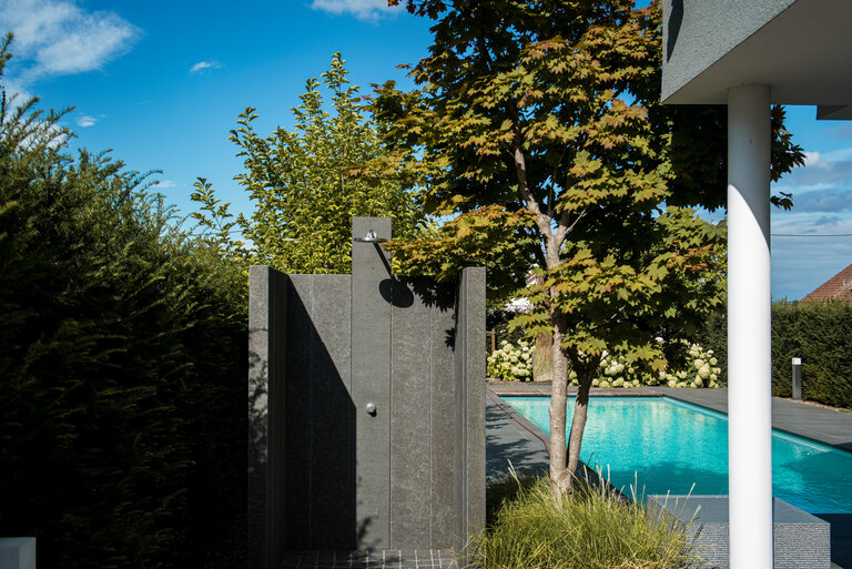 Outdoor Dusche aus Nero Assoluto Naturstein für moderne Außenanlagen